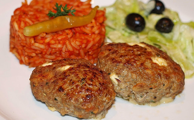 Bifteki mit griechischem Tomatenreis