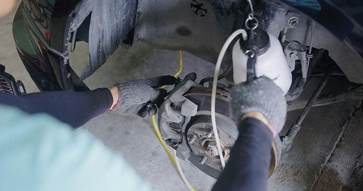 Woran erkenne ich, ob die Bremsflüssigkeit gewechselt werden muss? Der Fehler, den viele Autofahrer machen 4 Die hier gezeigte Entlüftung des Bremssystems sind Bremssättel, Hauptbremszylinder