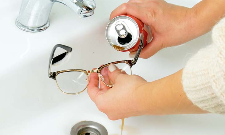 Wie entferne ich Flecken und Kratzer von Gläsern? 10 Tricks, die funktionieren 5 Coca Cola