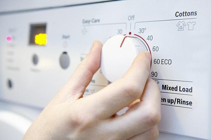 Maschinenwäsche bei 40° ist eine schlechte Idee: Deshalb sollten Sie diese Gewohnheit aufgeben 3 Das 30°C-Programm ist mehr als genug für Ihre Kleidung