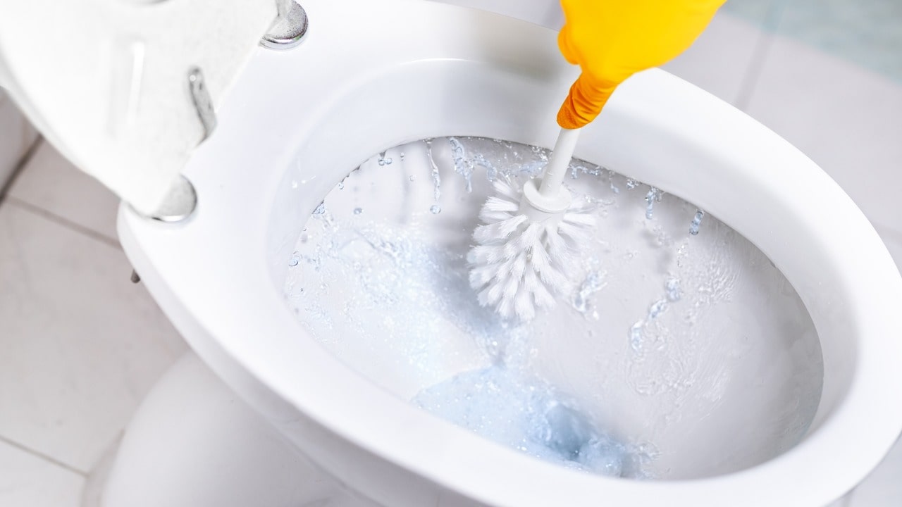 Er geht auf die Toilette