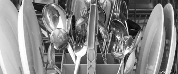 Geschirr und Besteck in einer Spülmaschine