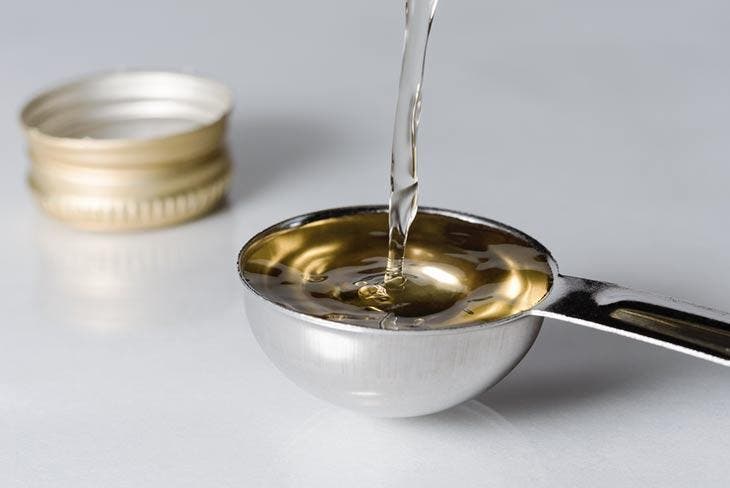 Gießen Sie weißen Essig