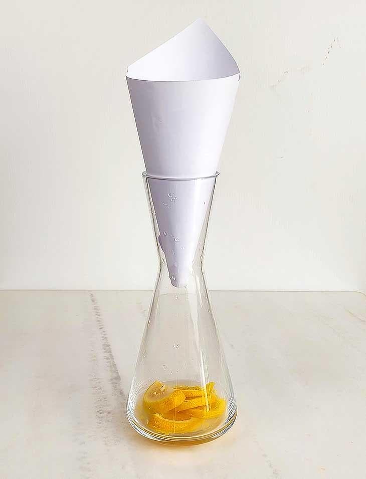 Falle mit Papierkegel und Glas, um Fliegen zu vernichten Falle mit Papierkegel und Glas, um Fliegen zu vernichten