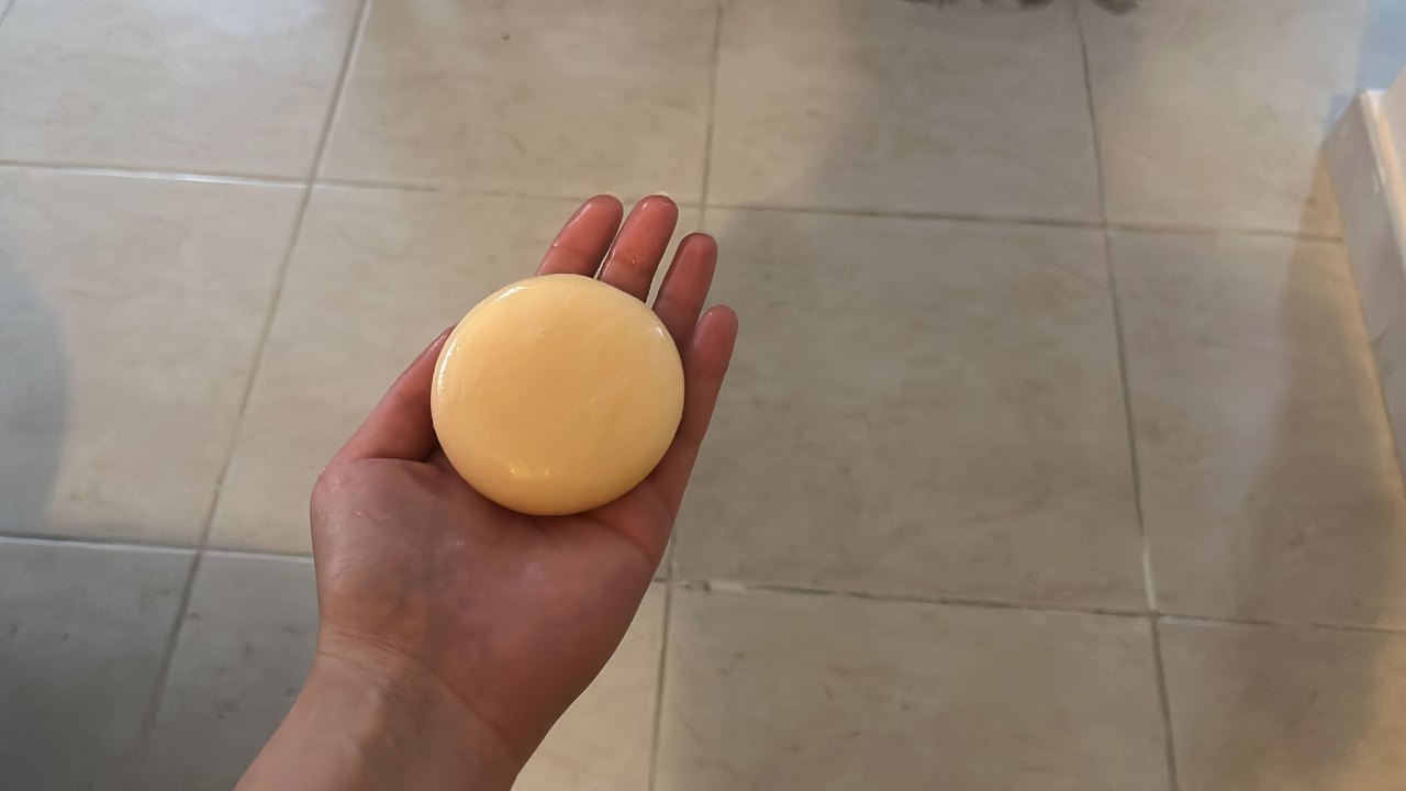 Stück Seife in der Hand Stück Seife in der Hand