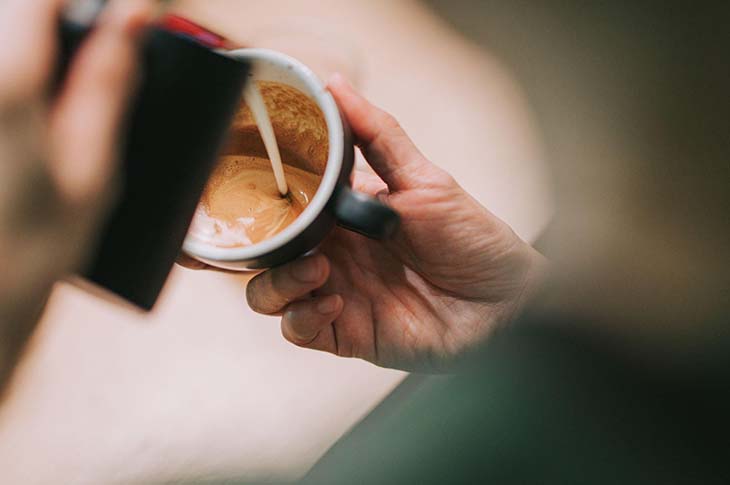 21 Tipps mit Kaffeesatz: Vielseitig einsetzbar für Haus, Garten und Beauty 2 Eine gute Tasse Kaffee