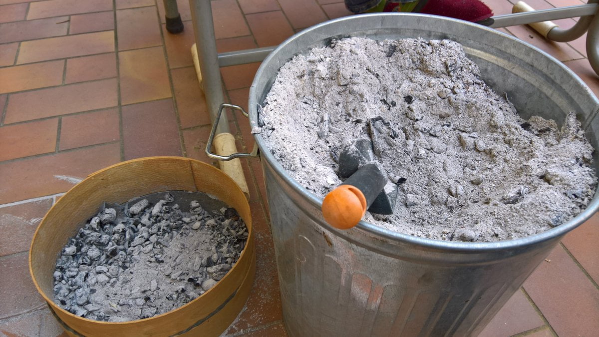 Asche im Kamin 10 verwendet Dc7B1NvW0AUYb7 Schornsteinasche: 10 Verwendungsmöglichkeiten, die Sie kennen sollten