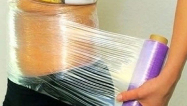 Zahnpasta und Zwiebelcreme auf dem Bauch mit transparenter Folie
