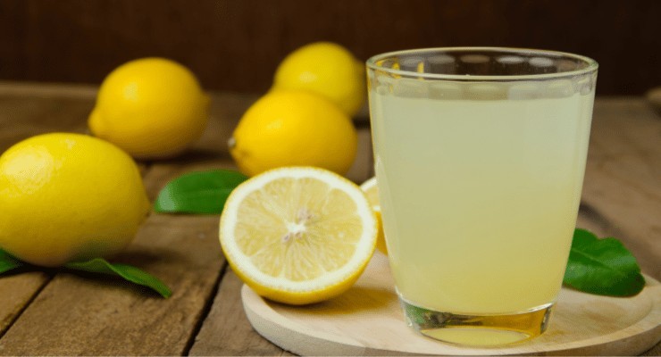 Entfernen Sie den Kalk von den Pfannen.