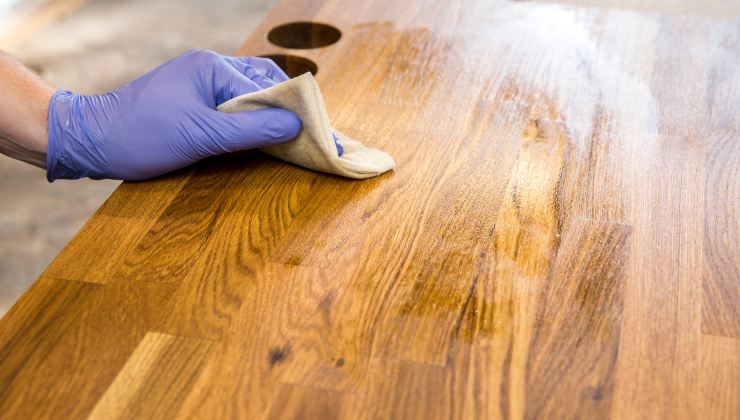 Polierbehandlung für Holz. Polierbehandlung für Holz.