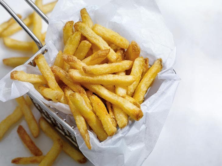 L’astuce pour faire de délicieuses frites croustillantes sans une goutte d’huile 3 Pommes frites auf dem Teller