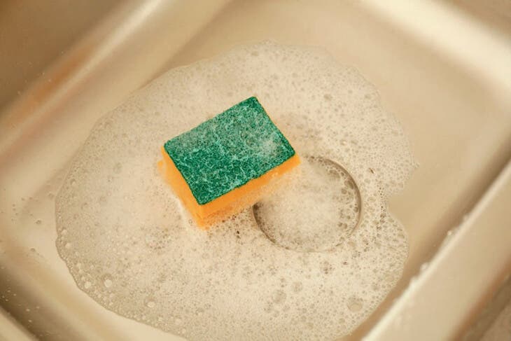 Einen Spülschwamm in die Waschmaschine werfen: Der Zaubertrick, der ein häufiges Problem löst 3 Ein Spülschwamm