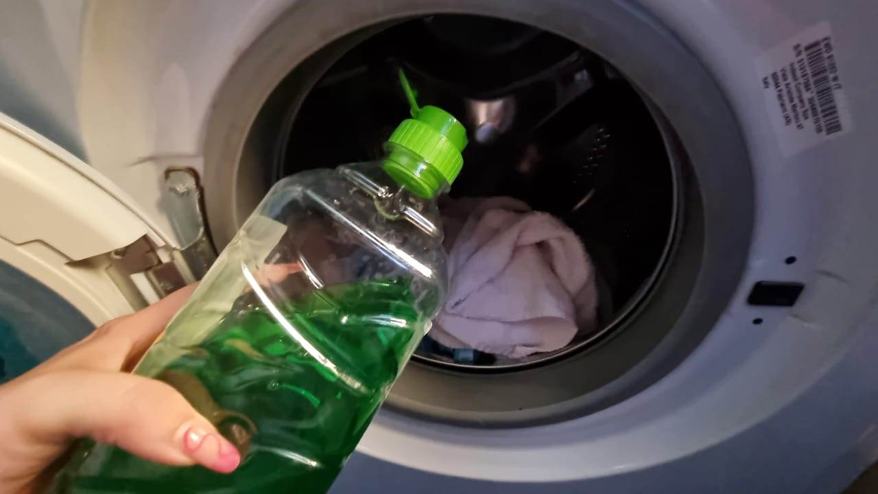 Detersivo per piatti in lavatrice Geschirrspülmittel in der Waschmaschine